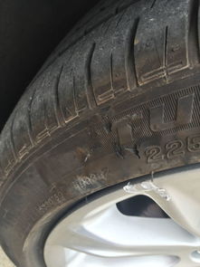 車胎是防爆胎,請問被剮了一個坑,有隱患么,要去修理廠補(bǔ)一下么